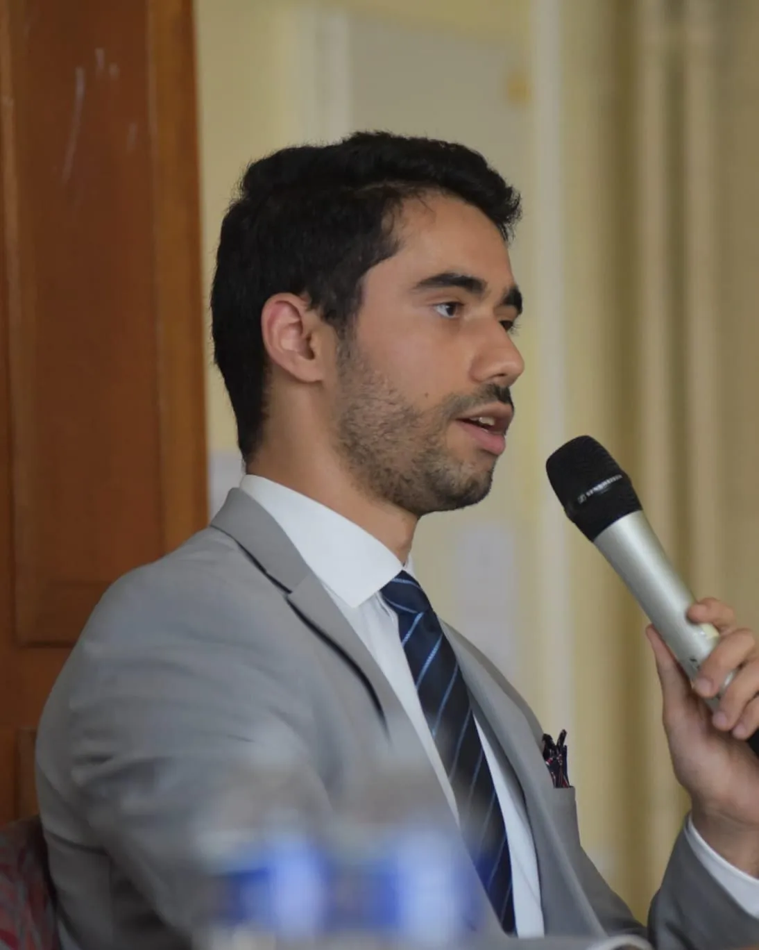 Kevan Gafaïti prenant la parole au micro